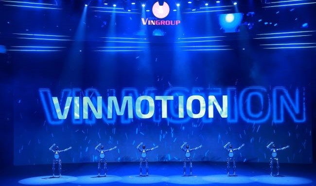 Robot hình người VinMotion gây ấn tượng với màn trình diễn do kỹ sư Việt tự phát triển