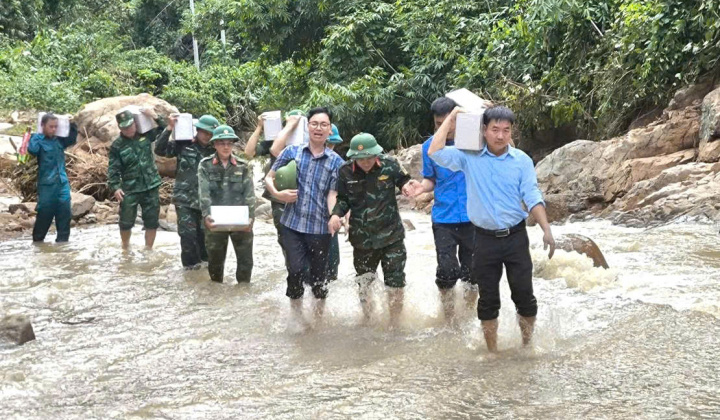 Thanh Hóa: Hình ảnh chiến sĩ sát cánh cùng dân khắc phục hậu quả bão lũ