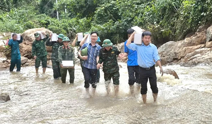 Thanh Hóa: Hình ảnh chiến sĩ sát cánh cùng dân khắc phục hậu quả bão lũ