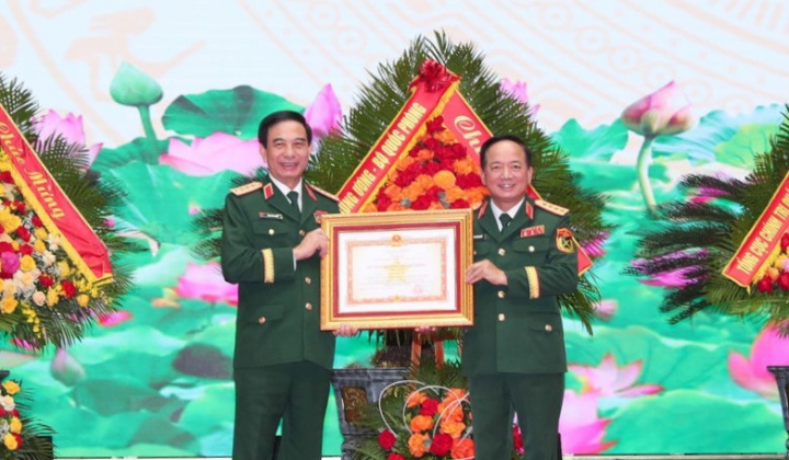 Trao Huân chương Quân công tặng các đồng chí lãnh đạo Bộ Quốc phòng