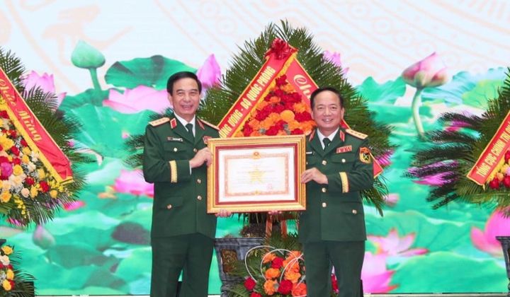 Trao Huân chương Quân công tặng các đồng chí lãnh đạo Bộ Quốc phòng