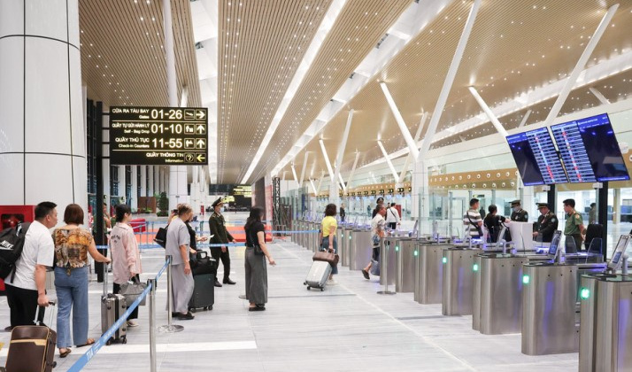 Bảo đảm khai thác cân đối, hiệu quả hai cảng hàng không quốc tế lớn nhất phía Nam