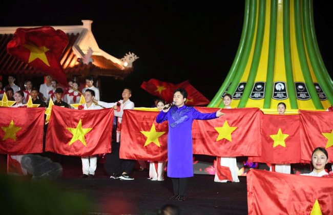 Sâu lắng chương trình nghệ thuật đặc biệt “Lời tri ân – Dòng sông hoa lửa”