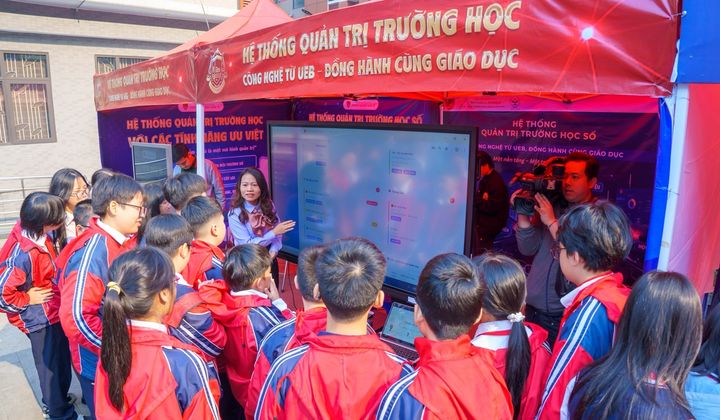 Trường Đại học Kinh tế phối hợp thí điểm, chuyển giao Hệ thống Quản trị Trường học số tại Trường THCS Cầu Giấy
