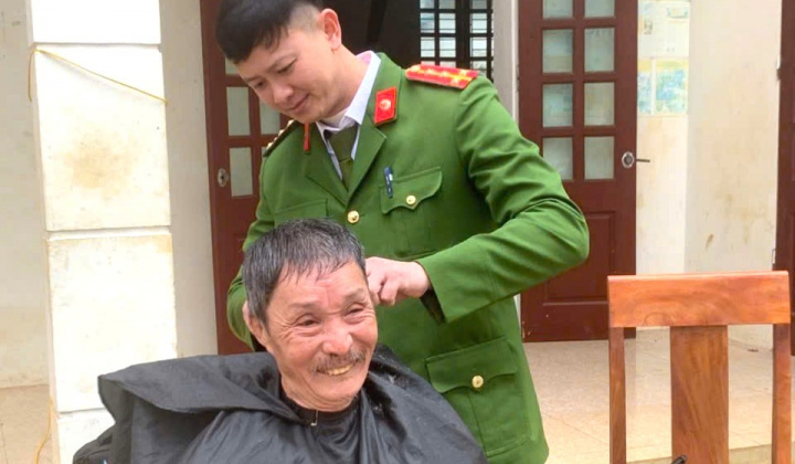 Công An xã Cẩm Vân: Gửi gắm yêu thương với “Xuân Yêu Thương – Tiệm Tóc Nghĩa Tình”