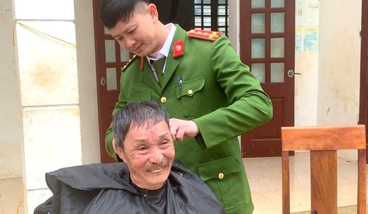 Công An xã Cẩm Vân: Gửi gắm yêu thương với “Xuân Yêu Thương – Tiệm Tóc Nghĩa Tình”