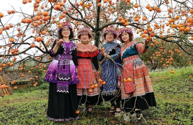 Tung tăng một miền váy áo Mộc Châu