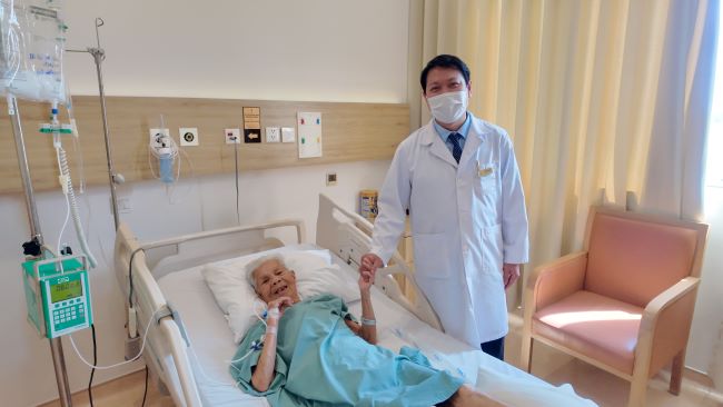 Ung thư dạ dày giai đoạn muộn: Cụ bà 88 tuổi hồi phục ngoạn mục tại Vinmec Nha Trang