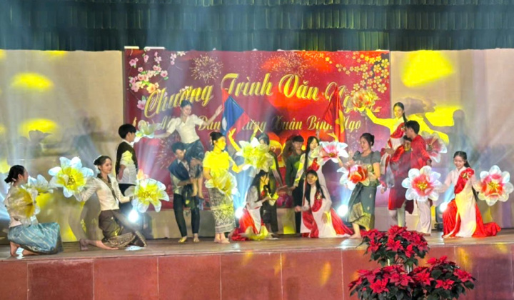 Tết xa quê thêm ấm lòng lưu học sinh Lào