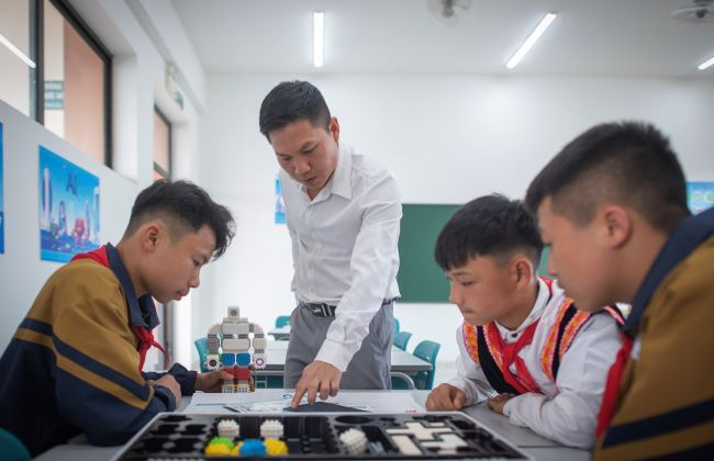 Cam kết đồng hành lâu dài, Sun Group tài trợ 2 tỷ đồng cho Trường liên cấp Si Pa Phìn