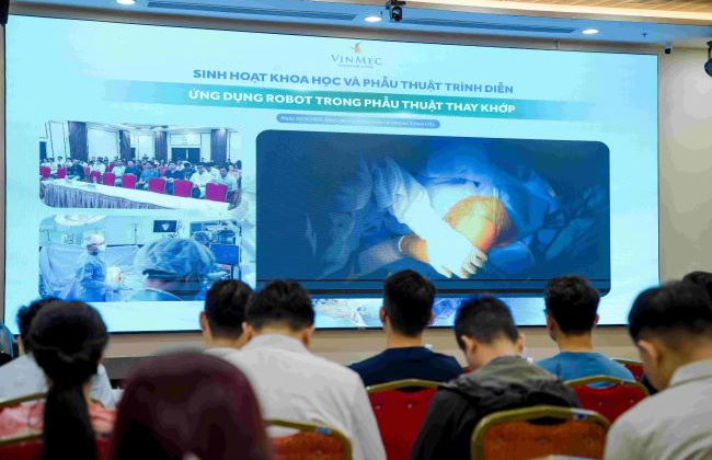 Vinmec ứng dụng robot trong thay khớp gối: Tối ưu độ chính xác phẫu thuật, mở rộng cơ hội điều trị trong nước