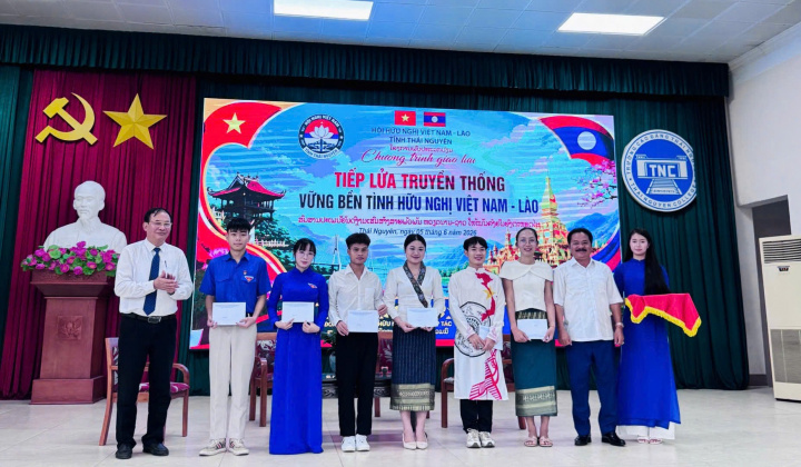 Tiếp lửa truyền thống: Vững bền tình hữu nghị Việt Nam – Lào