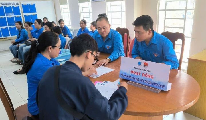 Phường Châu Đốc đẩy mạnh chuyển đổi số từ dữ liệu dân cư và VneID