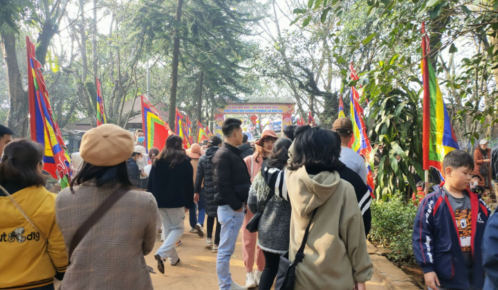 Dòng người chen chân lên đỉnh ngàn Nưa