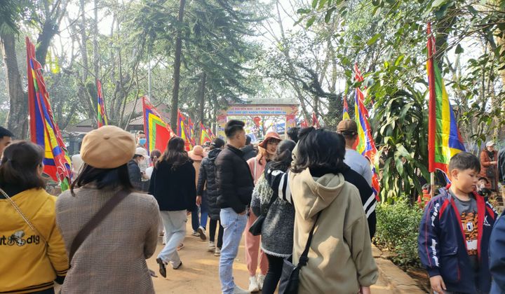 Dòng người chen chân lên đỉnh ngàn Nưa