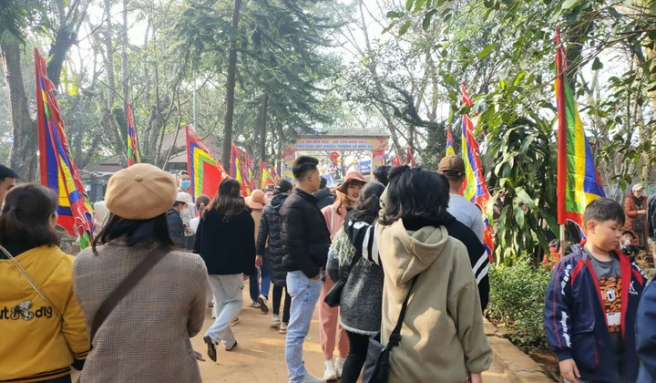Dòng người chen chân lên đỉnh ngàn Nưa