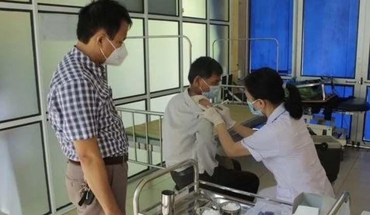Nỗ lực của cán bộ y tế Trung tâm y tế huyện Vĩnh Lộc