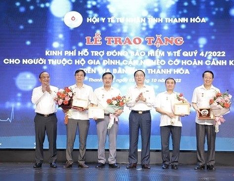 Hội Y tế tư nhân tỉnh Thanh Hóa trao tặng kinh phí mua thẻ BHYT cho các hộ gia đình cận nghèo