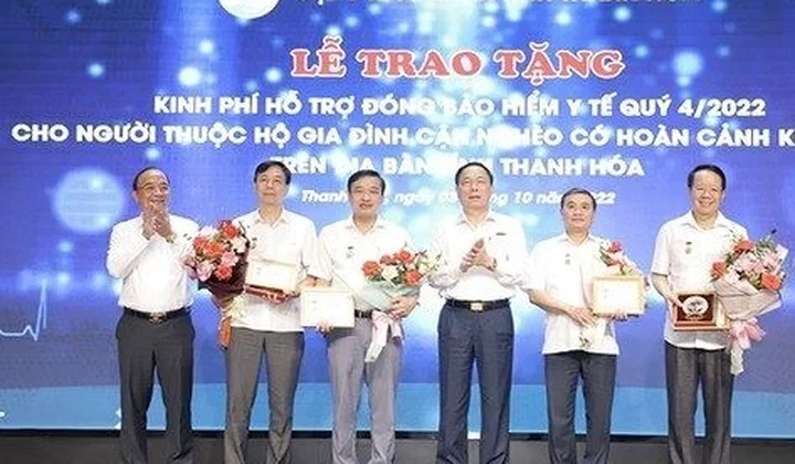 Hội Y tế tư nhân tỉnh Thanh Hóa trao tặng kinh phí mua thẻ BHYT cho các hộ gia đình cận nghèo