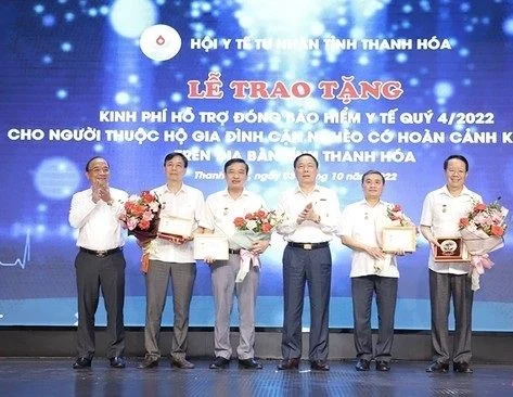 Hội Y tế tư nhân tỉnh Thanh Hóa trao tặng kinh phí mua thẻ BHYT cho các hộ gia đình cận nghèo