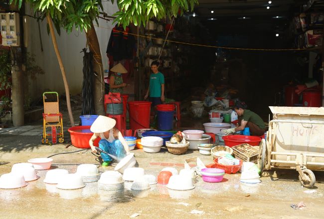 Sau bão, đến nay nhiều địa phương vẫn còn đang khắc phục hậu quả thiệt hại. Nhà cửa, nội thất, đồ dùng, hàng hóa đều bị hư hại. Người dân đã dọn dẹp, vệ sinh hơn một tuần qua và “mãi vẫn chưa dọn xong”. Ảnh: Tịnh Không