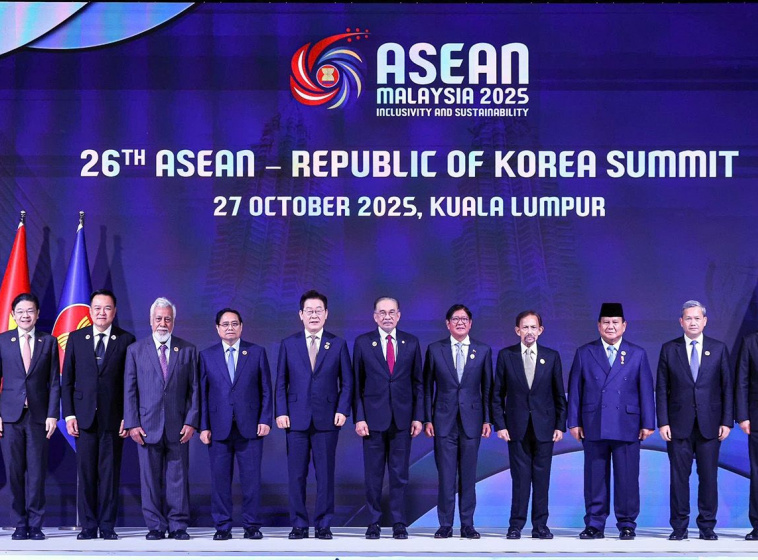 Thủ tướng Phạm Minh Chính và Trưởng đoàn các nước ASEAN cùng Tổng thống Hàn Quốc Lee Jae Myung chụp ảnh chung tại Hội nghị cấp cao ASEAN-Hàn Quốc lần thứ 26. 
