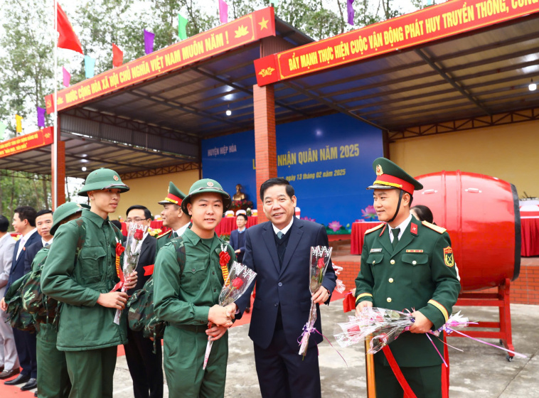 Bí thư Tỉnh ủy Bắc Giang Nguyễn Văn Gấu tặng những bó hoa tươithắm cho các chiến sĩ trẻ như lời chúc may mắn trên con đường rèn luyện, cống hiến