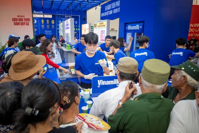 Vinamilk dành khoảng 101.000 sản phẩm để khách tham quan được thưởng thức nhiều hương vị từ sữa tươi, sữa hạt đến kem mát lành. (Ảnh: Vi Nam)