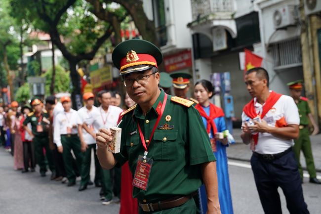 Ngày trước chiến đấu trên chiến trường, ngày nay các cựu chiến binh sải bước hạnh phúc trên tuyến đường diễu hành. (Ảnh: Vi Nam)