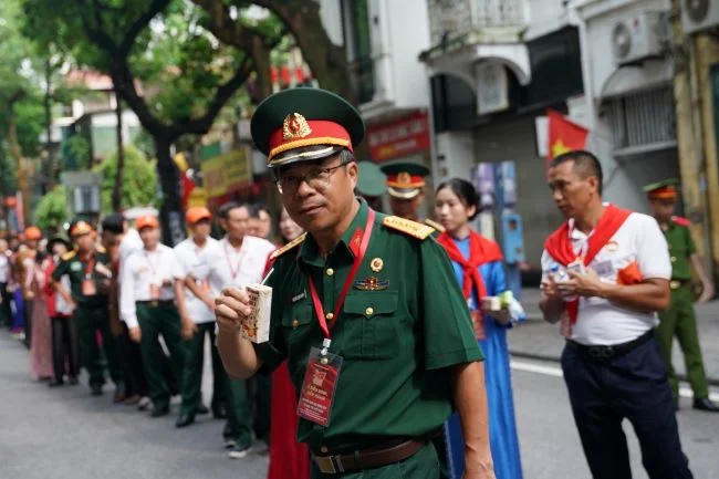 Ngày trước chiến đấu trên chiến trường, ngày nay các cựu chiến binh sải bước hạnh phúc trên tuyến đường diễu hành. (Ảnh: Vi Nam)