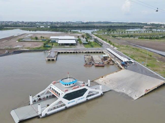 Bến phà Đồng Bài cùng phà mới Bay View Cat Ba vận hành giúp cải thiện được tình trạng tắc phà trước đây. Ảnh: Lê Tân