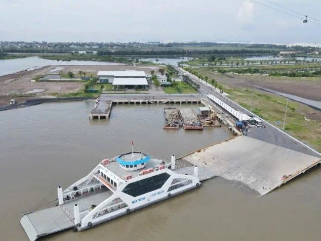 Bến phà Đồng Bài cùng phà mới Bay View Cat Ba vận hành giúp cải thiện được tình trạng tắc phà trước đây. Ảnh: Lê Tân