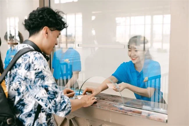 Du khách di chuyển qua tuyến cáp treo Cát Hải – Phù Long ngày càng đông vì nhanh, an toàn và thuận tiện.