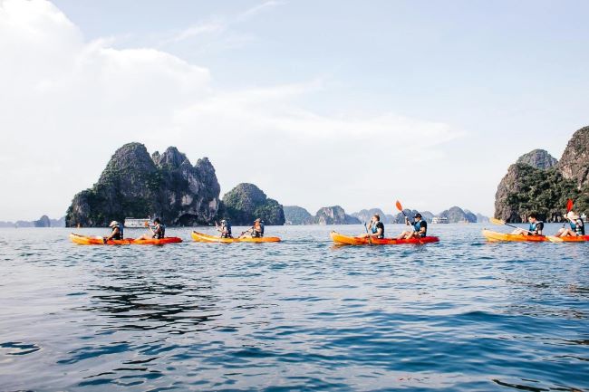 Du khách chèo kayak và tận hưởng vẻ đẹp thiên nhiên sinh thái tại đảo Cát Bà. Ảnh: Pexels