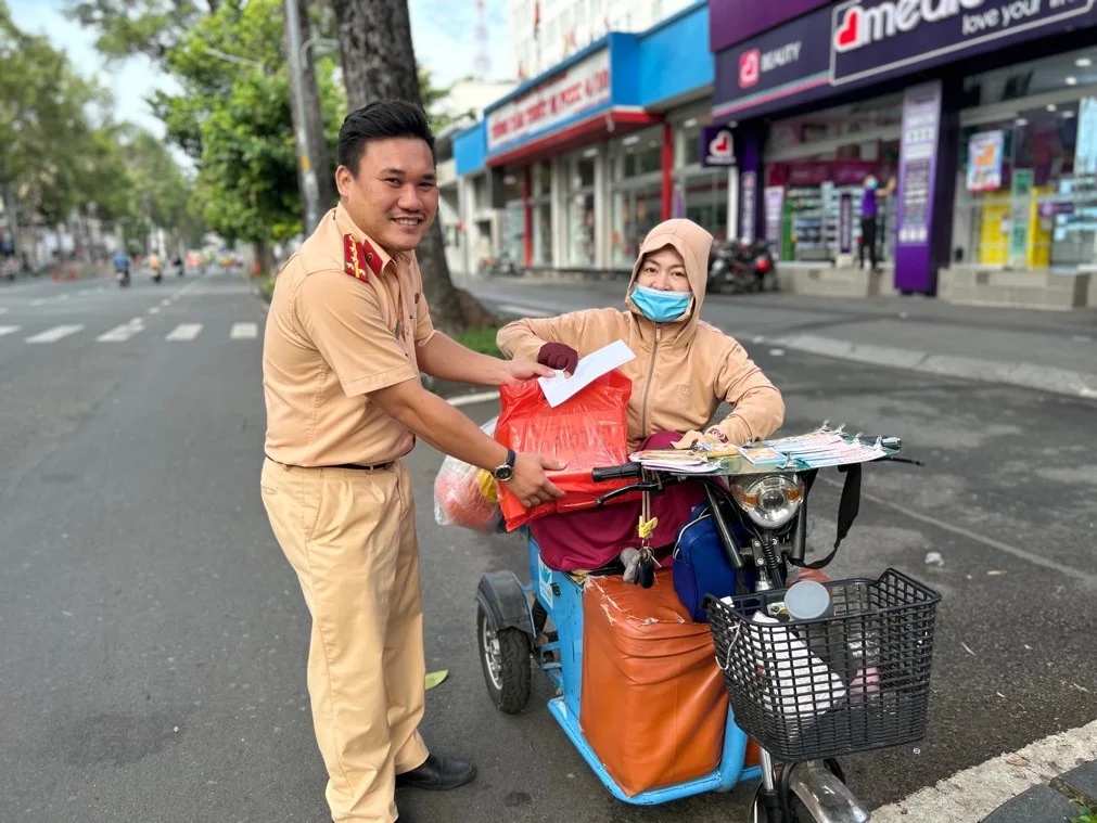 Các phần quà sau khi hiến máu được Tuổi trẻ Phòng CSGT ĐB-ĐS trao tặng cho người dân có hoàn cảnh khó khăn