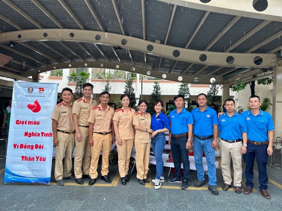 Đoàn Phòng CSGT ĐB-ĐS và Đoàn Bệnh viện Chợ Rẫy chụp ảnh lưu niệm sau buổi hiến máu tình nguyện