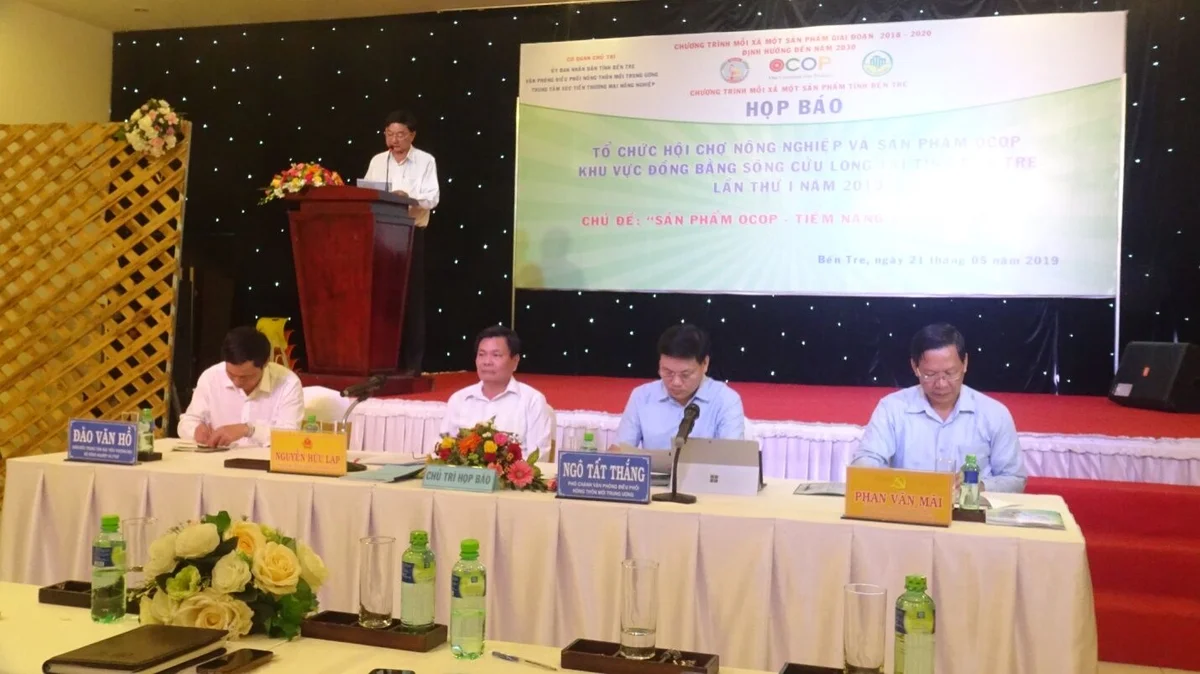 Ông  Phan Văn Mãi - Uỷ viên TW Đảng, Phó Bí thư Thường trực Tỉnh ủy Bến Tre (Bìa phải) cùng chủ trì Buổi họp báo.