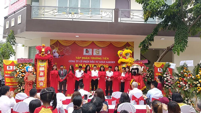 Cắt băng khánh thành khai trương Chi nhánh quận 12.