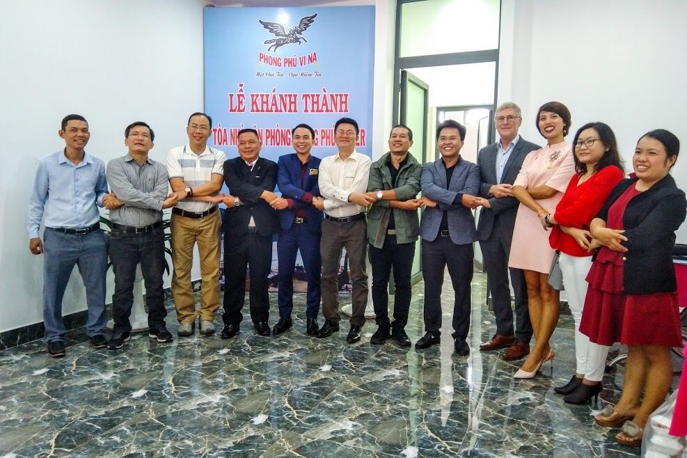 Ông Nguyễn Minh Luân(thứ ba bên trái) và đại diện các doanh nghiệp – đối tác