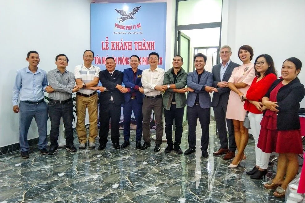 Ông Nguyễn Minh Luân(thứ ba bên trái) và đại diện các doanh nghiệp – đối tác