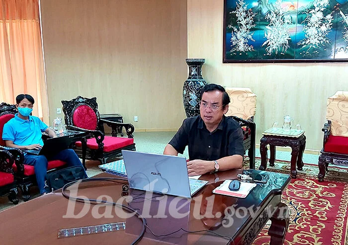 Chủ tịch UBND tỉnh chủ trì họp trực tuyến qua thiết bị di động (Ảnh: ĐP)