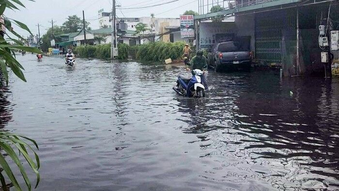 Mưa làm tuyến đường Cách Mạng Tháng Tám (thị trấn Dương Đông) ngập cục bộ. Ảnh: TH