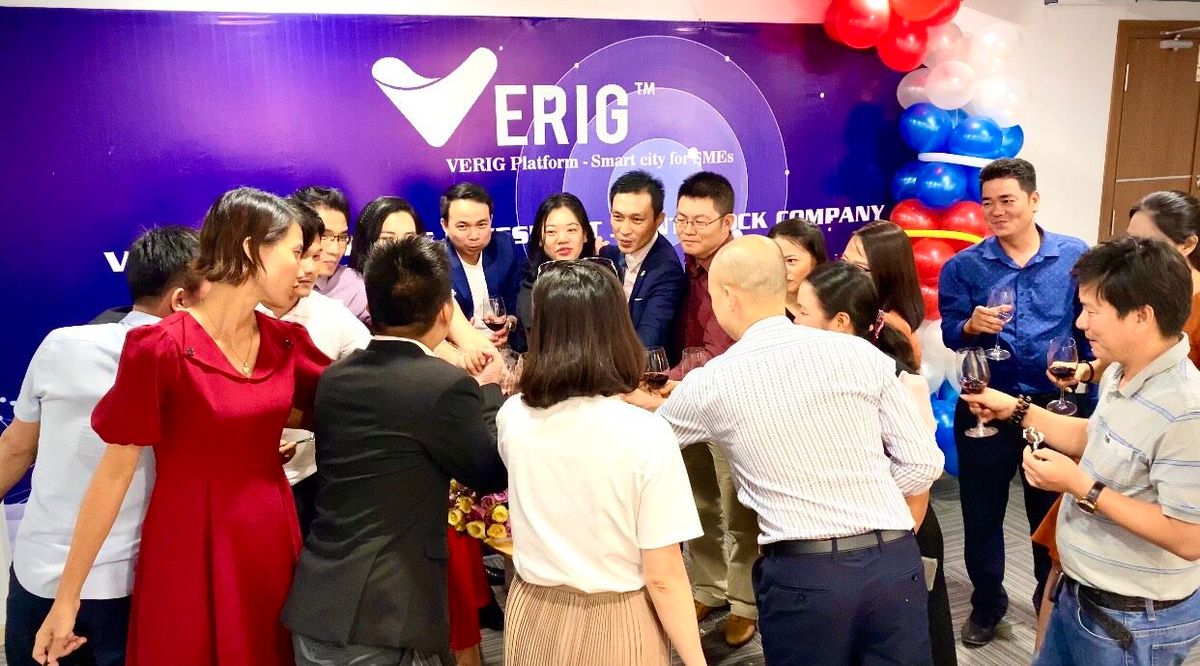 Các Doanh nhân khối VERIG cùng nâng ly và đặt tay với nhau cùng hô to khẩu hiệu của VERIG