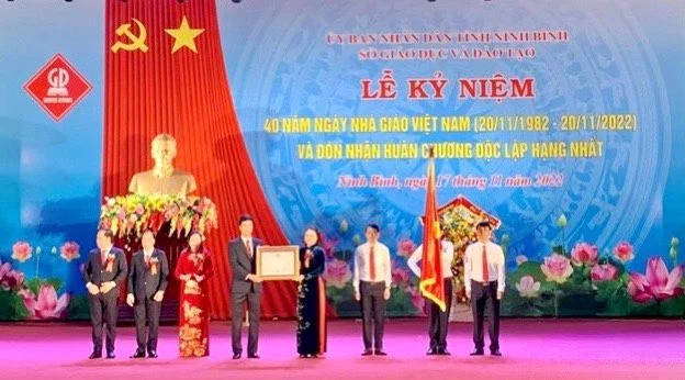 Đồng chí Nguyễn Thị Thu Hà - UVTW Đảng, Bí thư Tỉnh ủy, Trưởng Đoàn ĐBQH tỉnh đã trao Huân chương Độc lập hạng Nhất cho Sở Giáo dục và Đào tạo Ninh Bình.