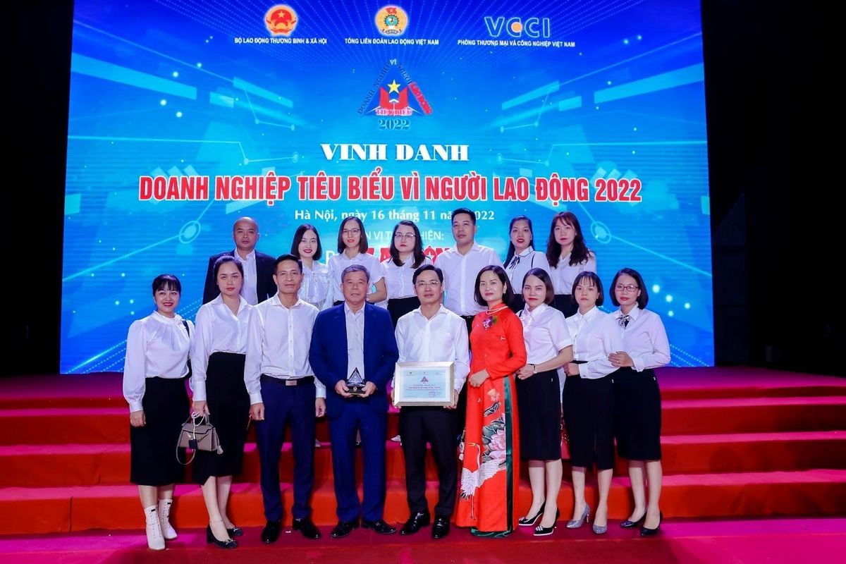 Đoàn cán bộ nhân viên đại diện Công ty Cổ phần Hữu Nghị Quốc Tế tham dự lễ vinh danh “Doanh Nghiệp tiêu biểu vì người lao động 2022”