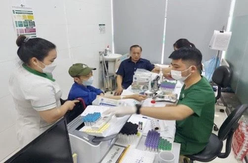 Các y bác sĩ tư vấn các kiến thức về chăm sóc sức khỏe.
