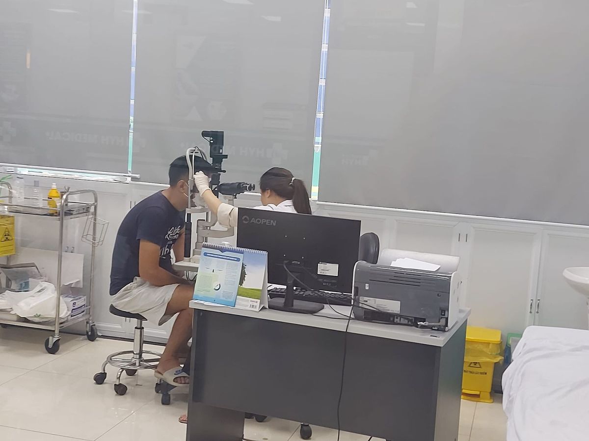Các bác sĩ tận tình thăm khám cho các hội viên.