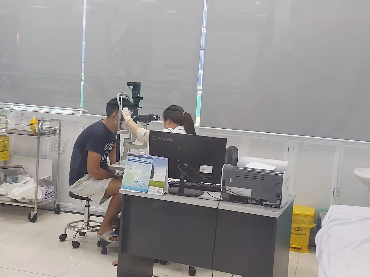 Các bác sĩ tận tình thăm khám cho các hội viên.