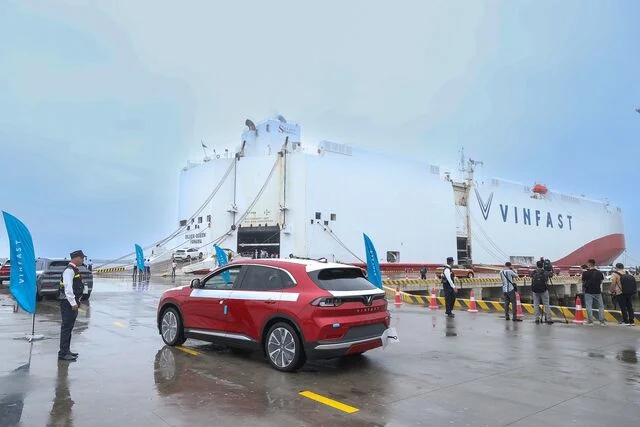 Thủ tướng chứng kiến ô tô điện thương hiệu Việt Nam lần đầu tiến ra thế giới - Ảnh 4. Thủ tướng chứng kiến ô tô điện thương hiệu Việt Nam lần đầu tiến ra thế giới - Ảnh 4.