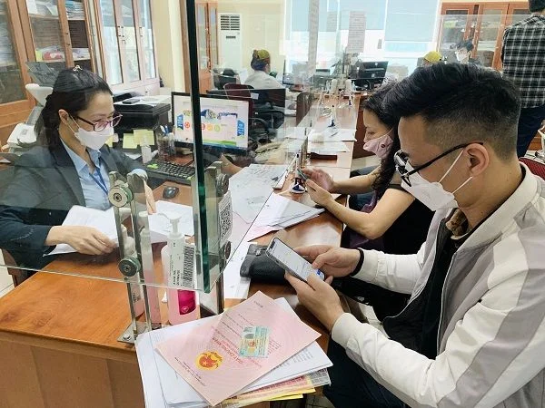 Cán bộ Trung tâm Hành chính công TP Hạ Long hướng dẫn công dân nộp hồ sơ trực tuyến